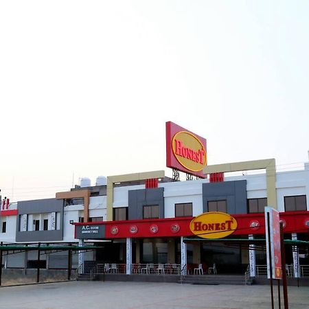 Virat Hotel & Guest House Radhanpur Exterior photo